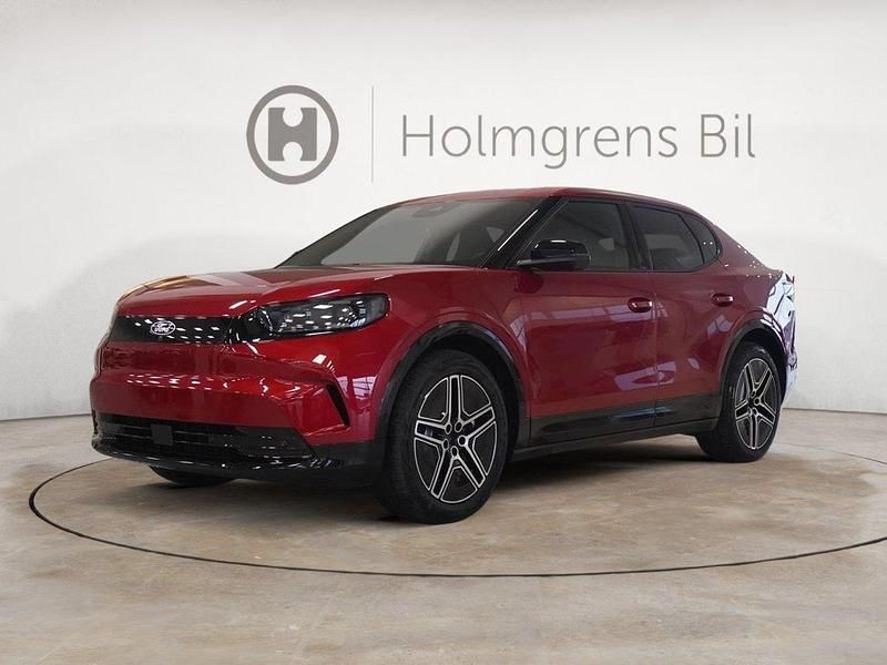 Röd (lucid red premium metallic) Begagnad 2024 Ford Capri Premium Halvkombi | 569 800 kr (Marknadspris) - Bild 1/4