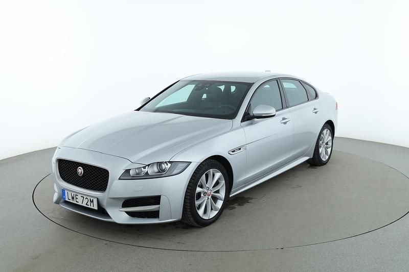 Grå Begagnad 2019 Jaguar XF R-Sport Sedan | 225 000 kr - Bild 1/4