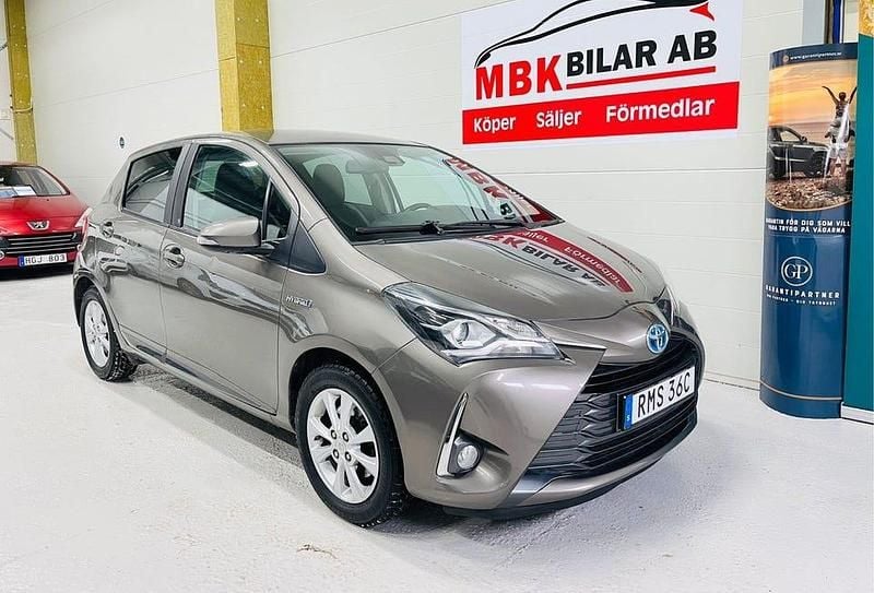 Begagnad Toyota Yaris Hybrid 101 HK (74 kW) 2019 Grå