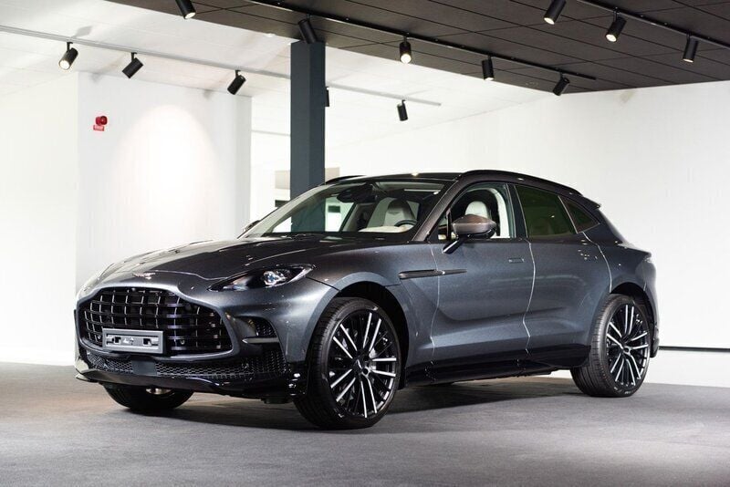 Grå Begagnad 2023 Aston Martin DBX 707 SUV | 2 445 000 kr - Bild 1/4