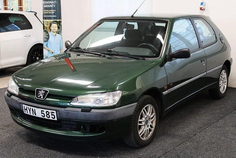 Mörkgrön Begagnad 1998 Peugeot 306 Halvkombi | 26 900 kr - Bild 1/4