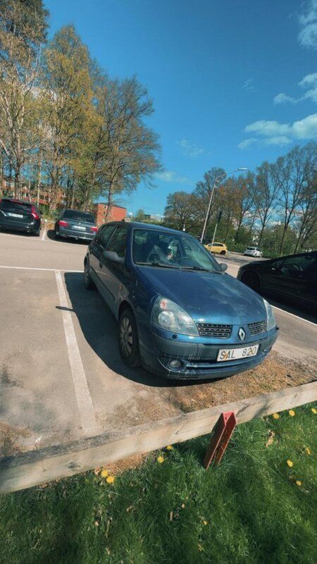 Blå Begagnad 2003 Renault Clio II Expression Halvkombi | 14 000 kr (Bra pris) - Bild 1/4