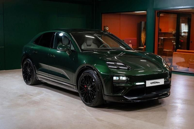 Mörkgrön Begagnad 2024 Porsche Macan Turbo SUV | 1 389 900 kr - Bild 1/4