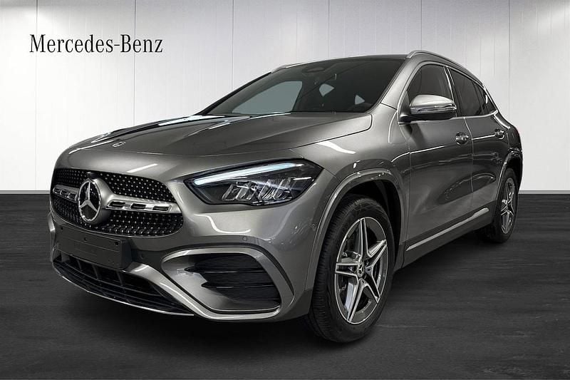 Grå Ny 2025 Mercedes GLA200 AMG line SUV | 445 800 kr (Marknadspris) - Bild 1/4