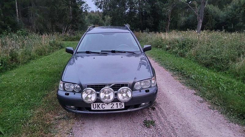 Grå Begagnad 2004 Volvo V40 Kombi | 15 000 kr (Lite dyr) - Bild 1/4