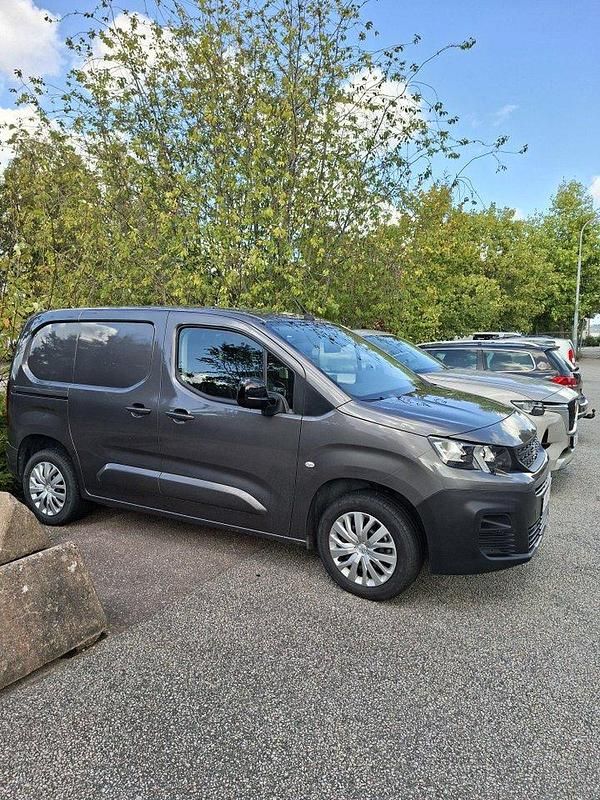 Grå Begagnad 2022 Peugeot Partner Van | 240 000 kr (Dyr) - Bild 1/4
