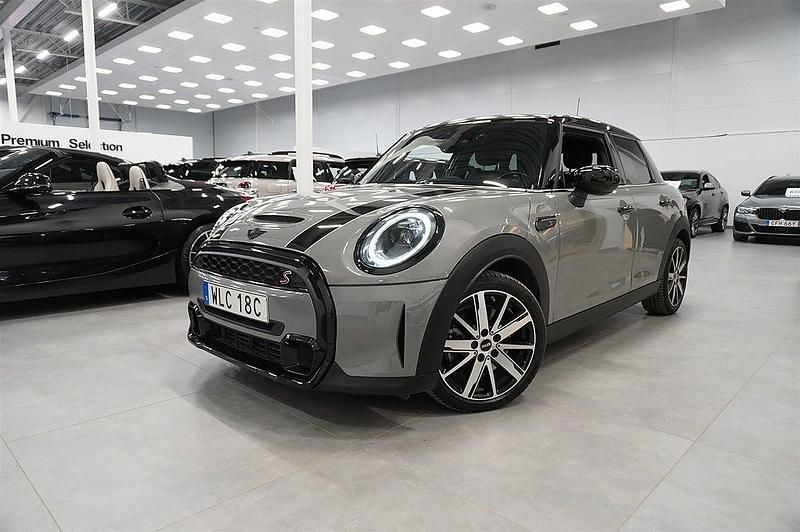 Moonwalk grey met Begagnad 2021 Mini Cooper Halvkombi | 264 900 kr (Marknadspris) - Bild 1/4