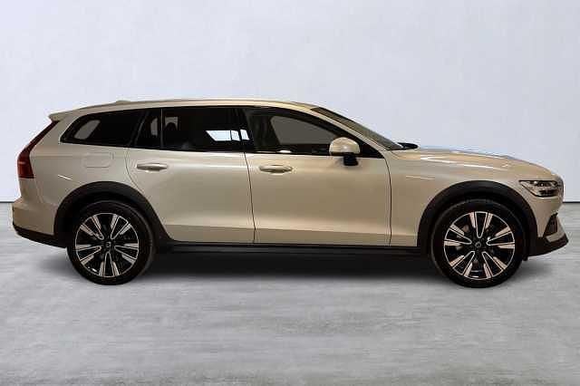 Begagnad Volvo V60 CC 197 HK (144 kW) 2021 Kombi