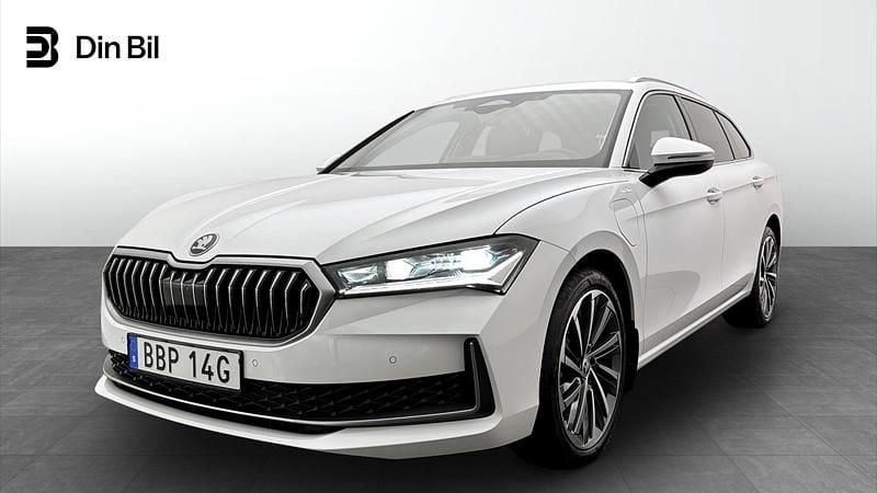 Vit Begagnad 2025 Skoda Superb Kombi | 449 900 kr (Bra pris) - Bild 1/4