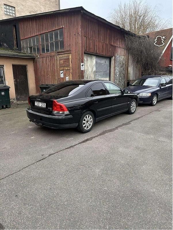 Svart Begagnad 2003 Volvo S60 Sedan | 28 000 kr (Lite dyr) - Bild 1/4