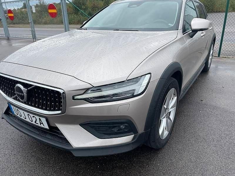 Ljusgrå (bright dusk metallic) Begagnad 2024 Volvo V60 CC Core Kombi | 395 000 kr (Lite dyr) - Bild 1/2