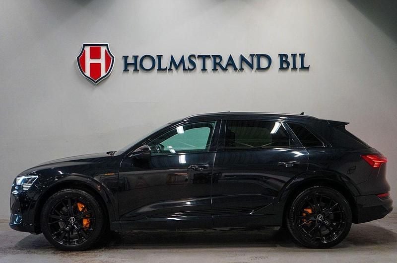 Svart Begagnad 2022 Audi e-tron Black Edition SUV | 419 900 kr (Marknadspris) - Bild 1/4