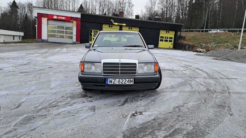 Begagnad Mercedes E400 275 HK (202 kW) 1992 Sedan