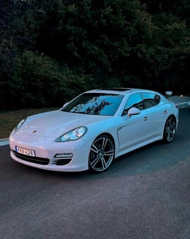 Grå Begagnad 2011 Porsche Panamera 4 Sport Sedan | 289 000 kr (Lite dyr) - Bild 1/3