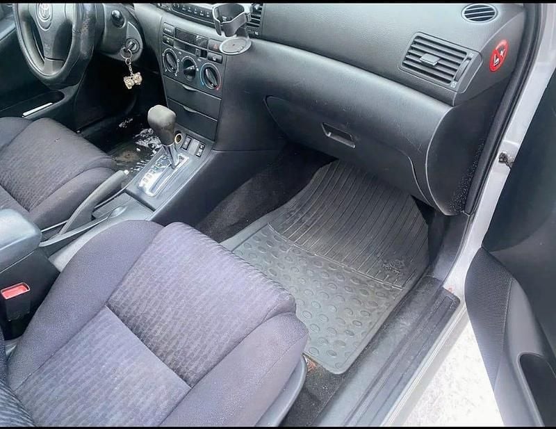 Begagnad Toyota Corolla 110 HK (80 kW) 2002 Light grey Kombi