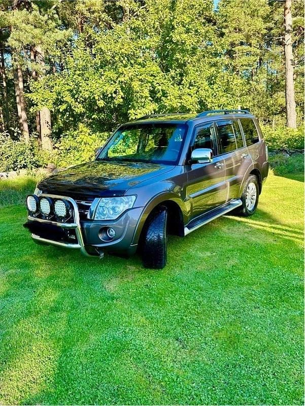 Brun Begagnad 2012 Mitsubishi Pajero SUV | 135 000 kr (Bra pris) - Bild 1/3