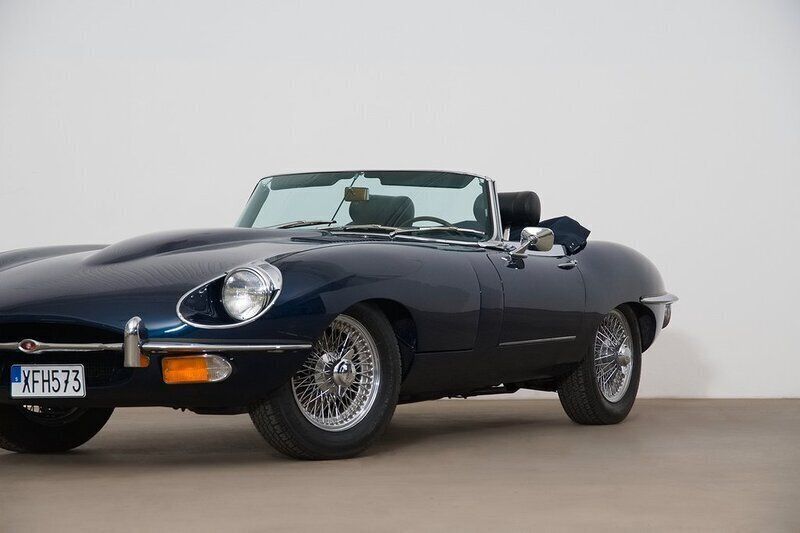 Begagnad Jaguar E-Type 201 HK (147 kW) 1970 Blå Cab