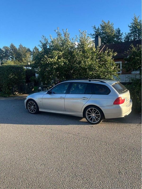 Grå Begagnad 2008 BMW 320 Comfort Edition Kombi | 65 000 kr (Marknadspris) - Bild 1/4