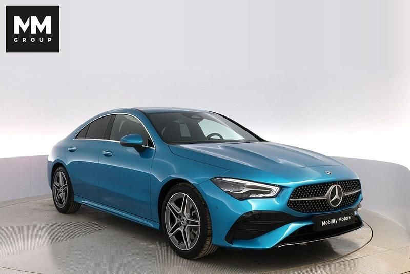 Blå Ny 2025 Mercedes CLA200 Sportkupé | 413 600 kr (Marknadspris) - Bild 1/4