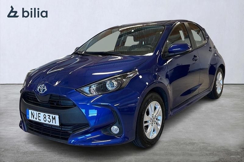 Mörkblå Begagnad 2022 Toyota Yaris Hybrid Active Halvkombi | 214 000 kr (Marknadspris) - Bild 1/3