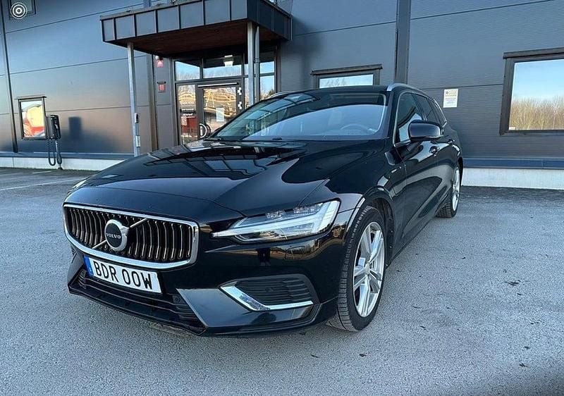 Svart Begagnad 2022 Volvo V60 Kombi | 275 000 kr (Marknadspris) - Bild 1/4
