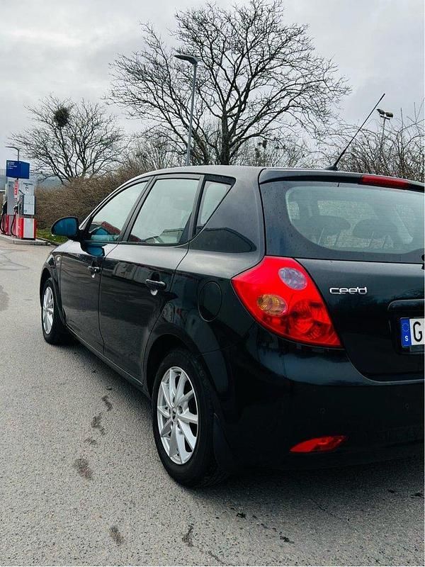 Svart Begagnad 2008 Kia Ceed 4 Halvkombi | 34 900 kr (Marknadspris) - Bild 1/4