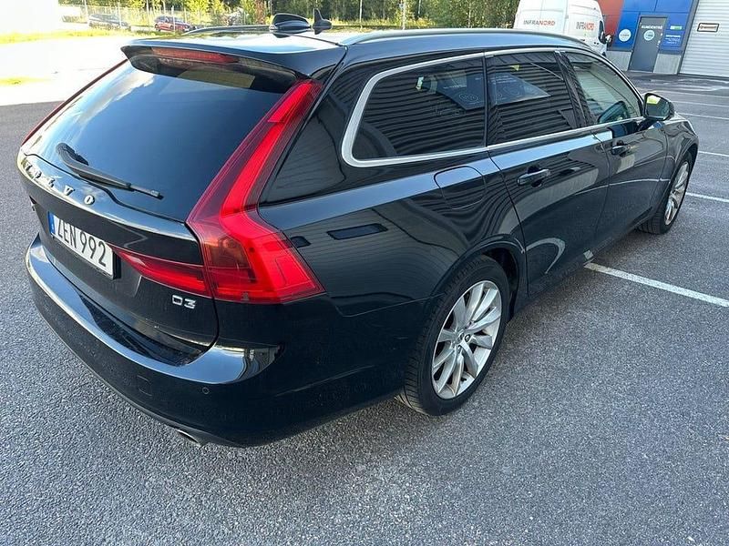 Begagnad Volvo V90 Momentum 150 HK (110 kW) 2018 Svart Kombi
