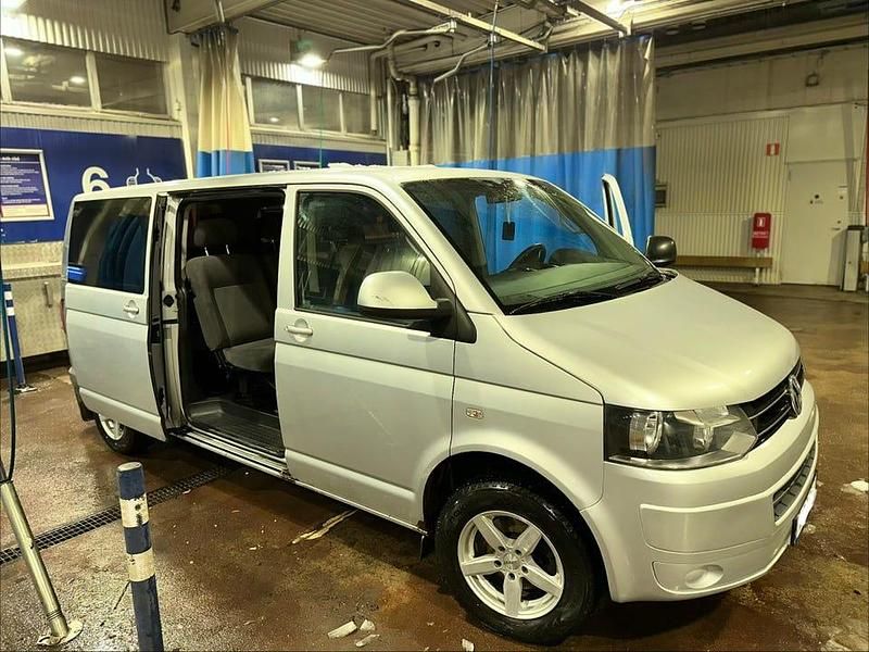 Begagnad VW Caravelle 140 HK (102 kW) 2011 Silver Minibuss