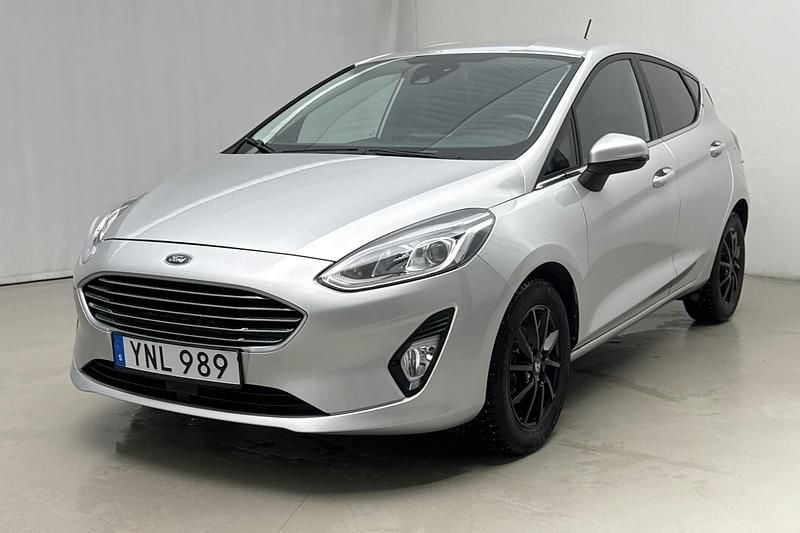 Grå Begagnad 2017 Ford Fiesta | 92 000 kr (Marknadspris) - Bild 1/4
