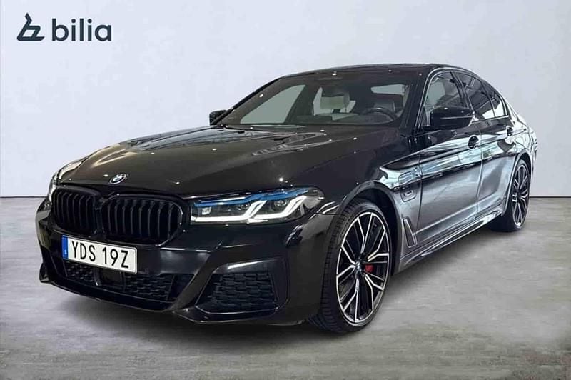 Svart Begagnad 2022 BMW 545e Sedan | 539 000 kr - Bild 1/1