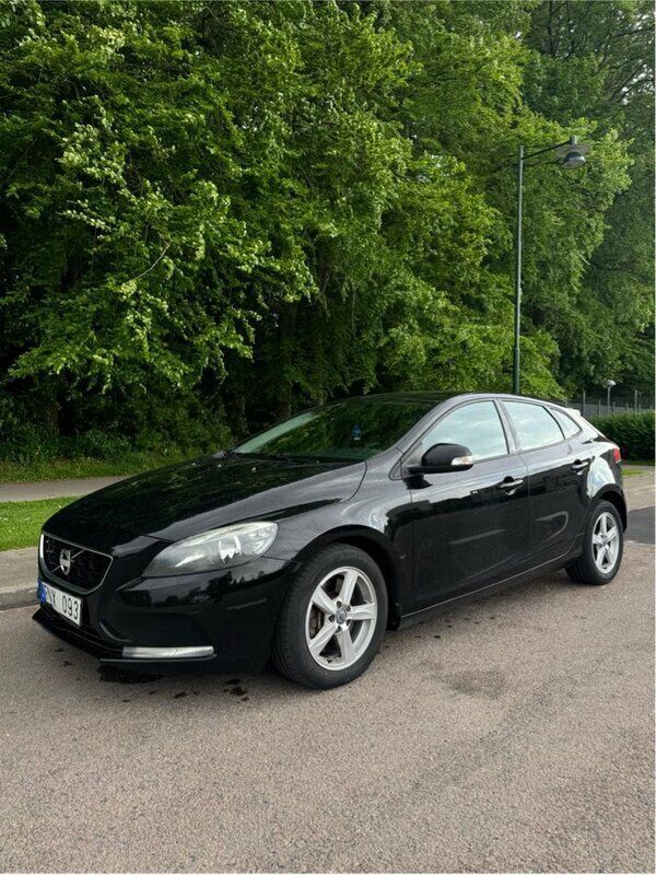 Svart Begagnad 2013 Volvo V40 Kombi | 75 000 kr - Bild 1/4
