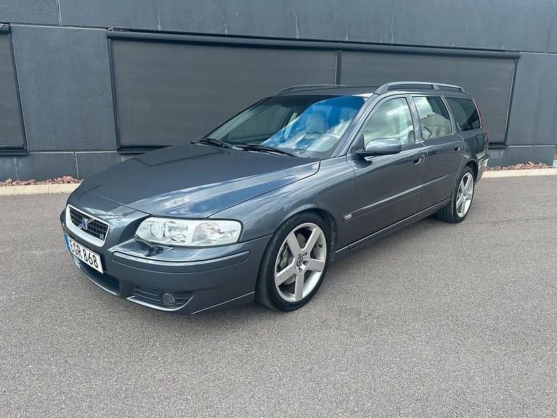 Grå Begagnad 2005 Volvo V70 Kombi | 125 000 kr - Bild 1/4