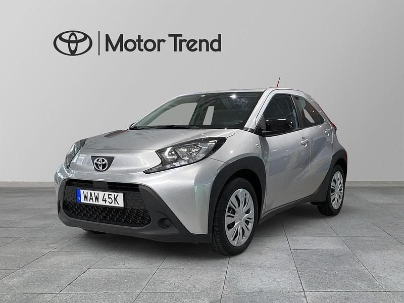 Silver Begagnad 2023 Toyota Aygo X Play SUV | 174 900 kr (Marknadspris) - Bild 1/4