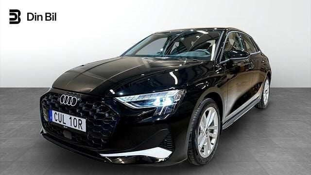 Mytsvart metallic Begagnad 2024 Audi A3 Advanced Plus Sedan | 304 000 kr (Marknadspris) - Bild 1/4