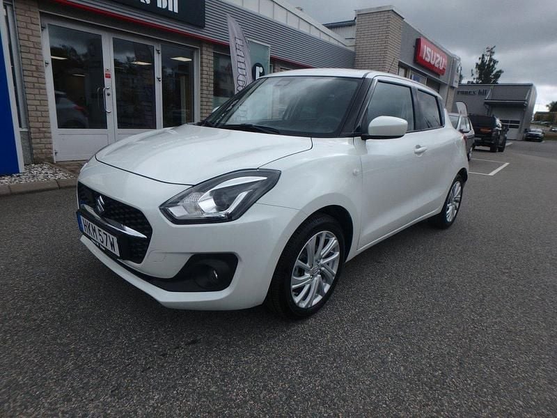 Vit Begagnad 2023 Suzuki Swift Halvkombi | 212 500 kr (Lite dyr) - Bild 1/4