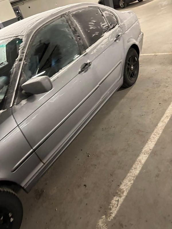 Begagnad BMW 318 143 HK (105 kW) 2005 Sedan