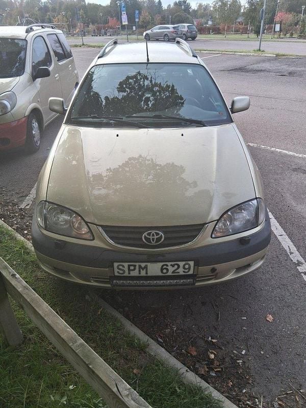 Gul Begagnad 2001 Toyota Avensis Kombi | 15 000 kr (Superpris) - Bild 1/4