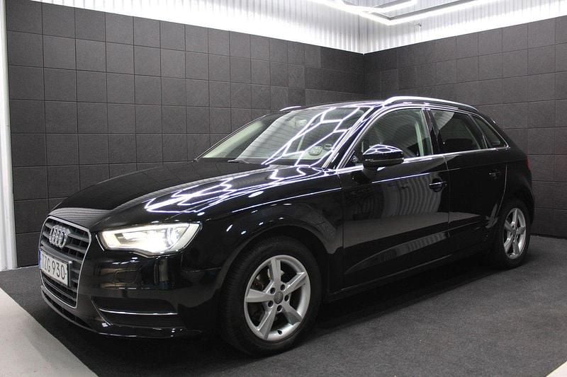 Svart Begagnad 2016 Audi A3 Sportback Attraction Halvkombi | 129 000 kr (Marknadspris) - Bild 1/4
