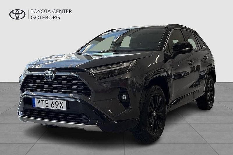 Grå Begagnad 2023 Toyota RAV4 Hybrid Style SUV | 429 900 kr (Marknadspris) - Bild 1/4