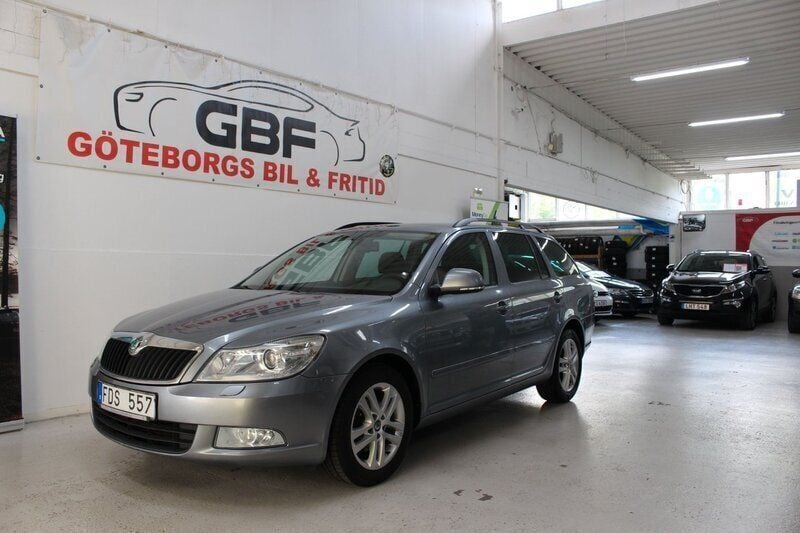 Mörkgrå Begagnad 2012 Skoda Octavia Elegance Kombi | 59 900 kr (Marknadspris) - Bild 1/4