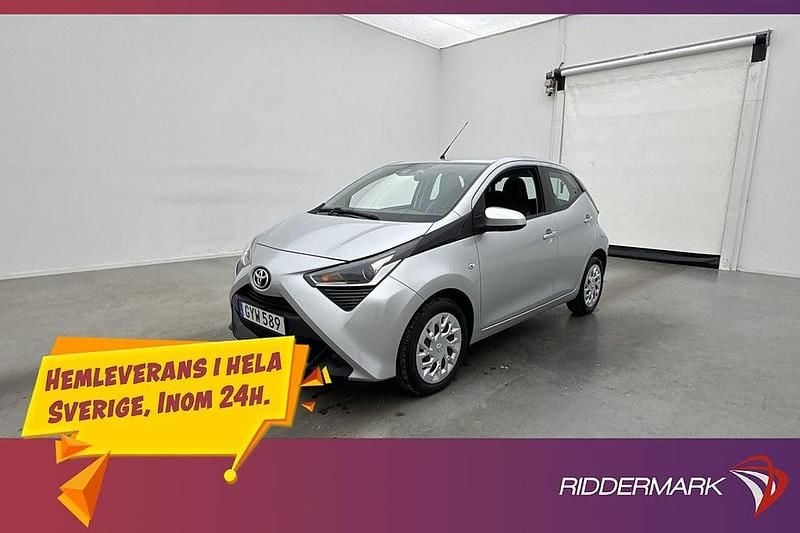 Silver Begagnad 2020 Toyota Aygo X-play Halvkombi | 149 800 kr (Marknadspris) - Bild 1/3