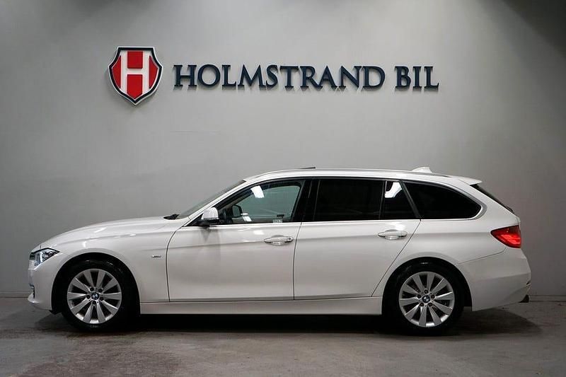Vit Begagnad 2014 BMW 320 Kombi | 169 900 kr (Marknadspris) - Bild 1/4