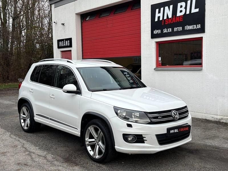 Vit Begagnad 2012 VW Tiguan Sportline SUV | 74 900 kr (Marknadspris) - Bild 1/4