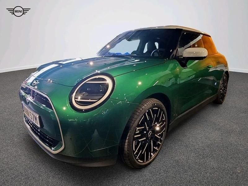 Begagnad Mini Cooper 136 kW (186 HK) 2024 Grön Halvkombi