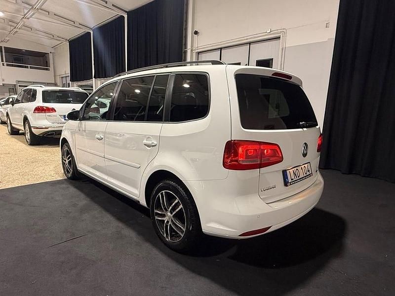 Begagnad VW Touran 105 HK (77 kW) 2013 Vit Minibuss
