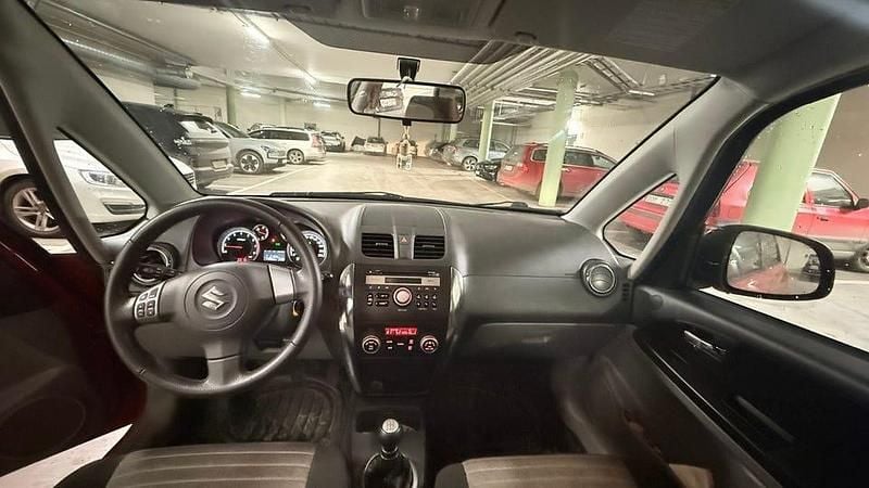 Begagnad Suzuki SX4 120 HK (88 kW) 2011 Röd Halvkombi