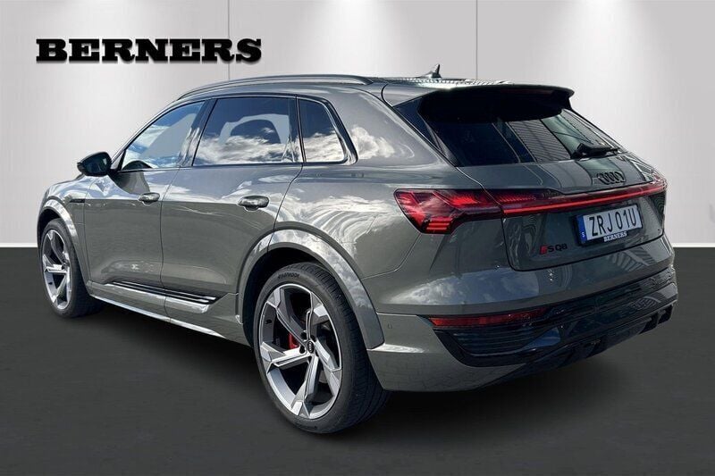 Begagnad Audi SQ8 e-tron 370 kW (504 HK) 2024 Grå SUV
