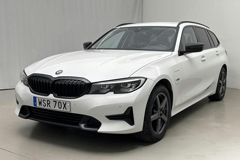 Vit Begagnad 2022 BMW 330 Sport Line Kombi | 284 900 kr - Bild 1/4