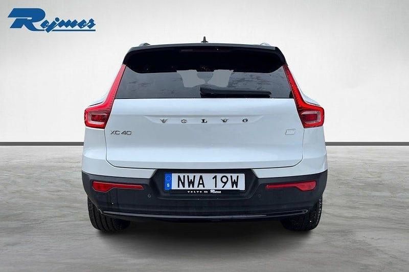 Begagnad Volvo XC40 Core 175 kW (238 HK) 2023 Crystal vit metallic SUV