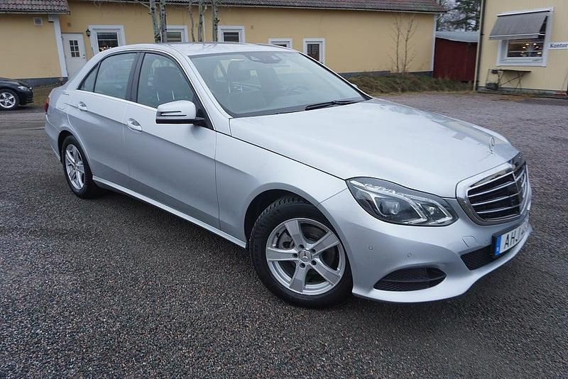 Silver Begagnad 2014 Mercedes E220 Sedan | 139 900 kr (Marknadspris) - Bild 1/4